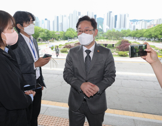 박범계 법무부 장관이 20일 오전 경기도 과천 법무부 청사로 출근하고 있다. <연합뉴스>